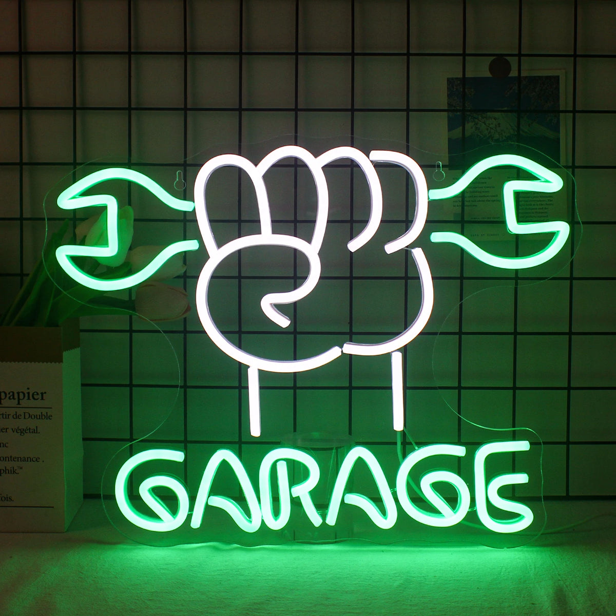 En levande LED-neonskylt med ordet "Garage" upplyst med djärva, iögonfallande bokstäver.