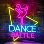 Bilden har en levande LED-neonskylt med frasen "Dance Battle" framträdande.