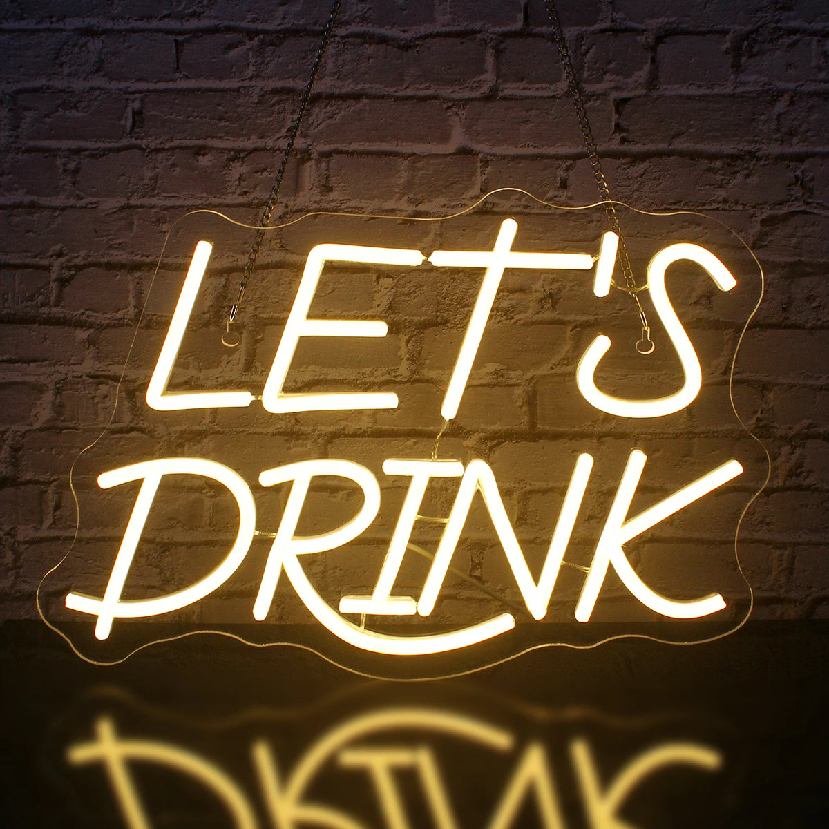 En levande LED-neonskylt med orden "Let's Drink" glödande i ljust vitt.