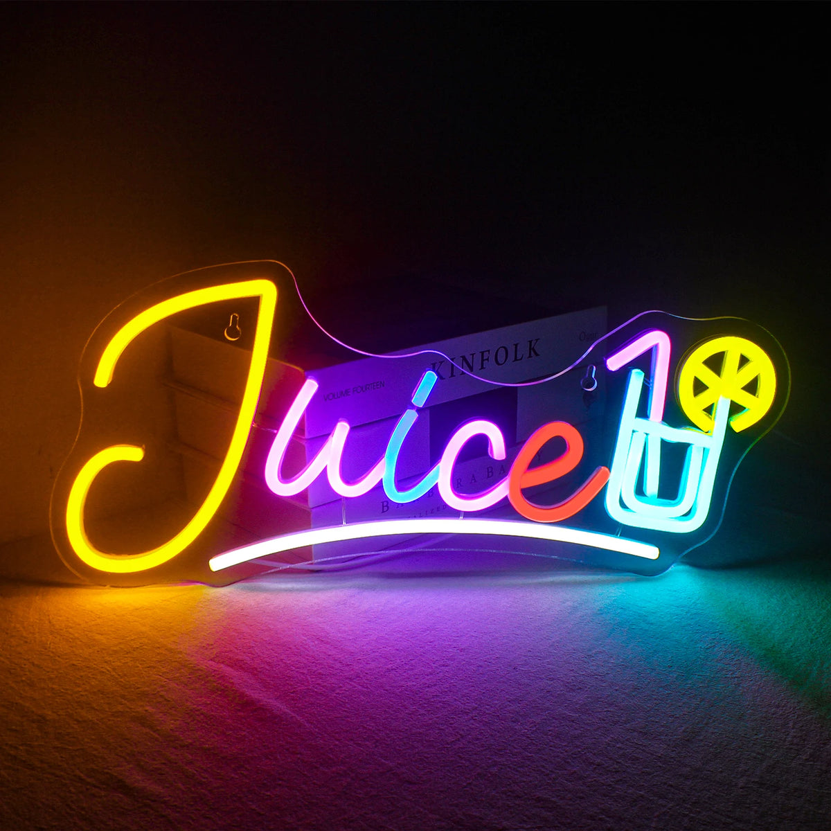 "Bild som visar en levande LED-neonskylt i form av en juicekopp, med ett sugrör och nyckfulla stänkelement.