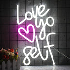 Bilden visar en levande LED-neonskylt med orden "Love Yourself" upplyst i ett stilfullt skripttypsnitt.