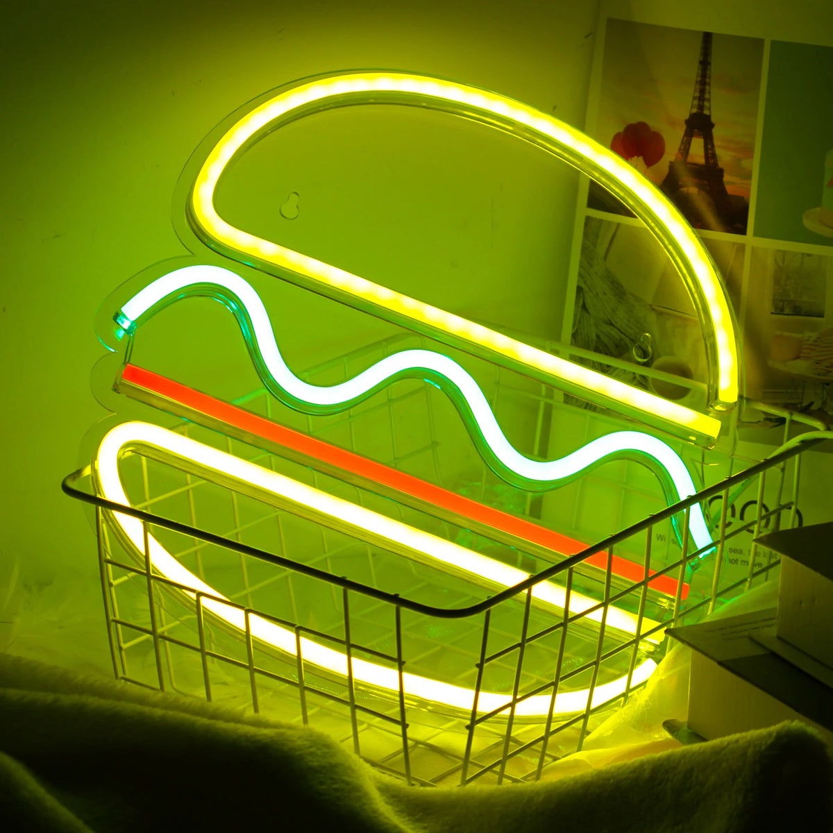 Bilden har en levande, iögonfallande LED-neonskylt i form av en hamburgare.