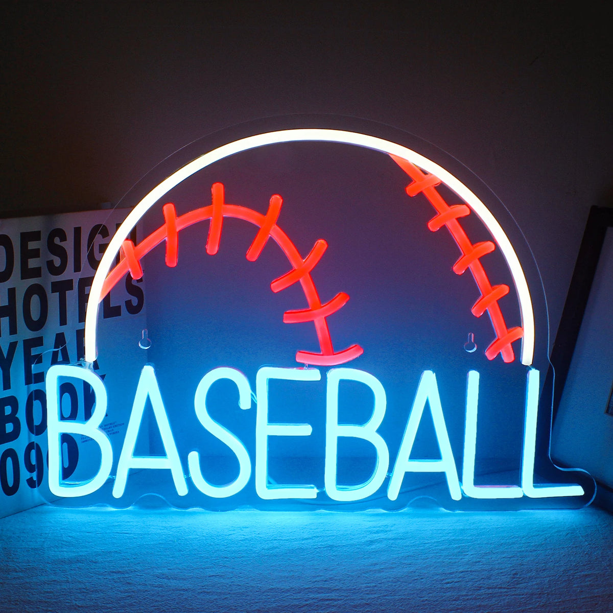 En levande baseball LED neonskylt som lyser i en blandning av ljusa vita och röda färger.