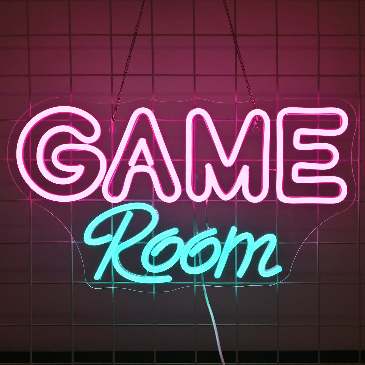 Bilden har en livlig "Game Room" LED neonskylt.