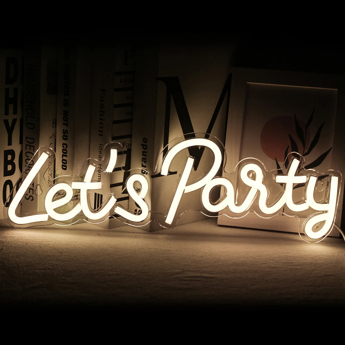 Bilden har en levande, handgjord LED-neonskylt där det står "Let's Party" i lekfullt, kursivt manus.
