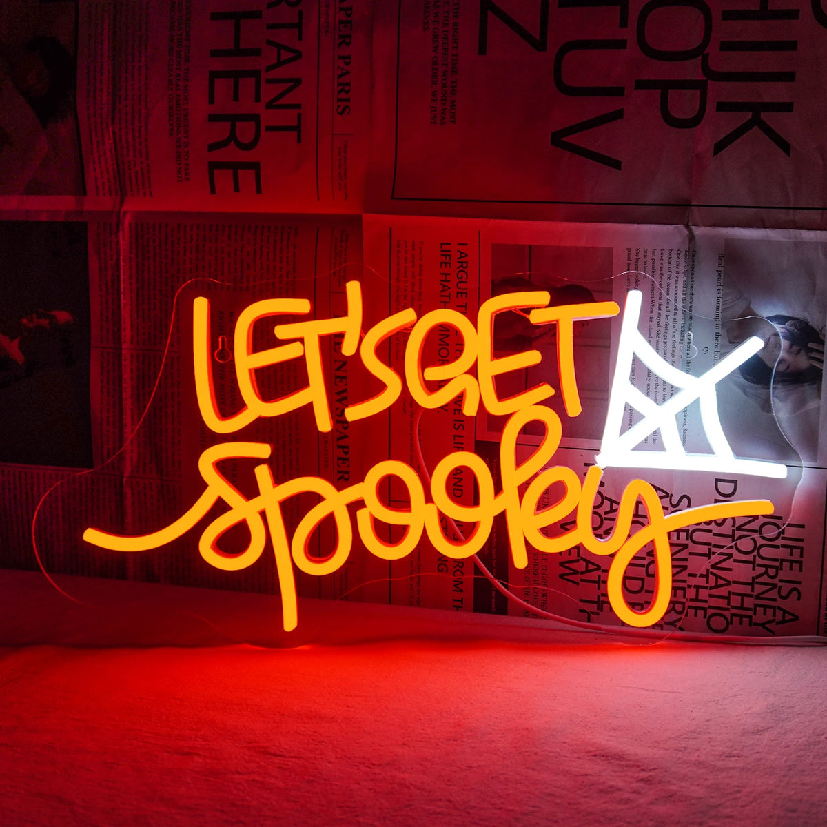 Bilden visar en levande LED-neonskylt med orden "Let's Get Spooky" i ett lekfullt, kurvigt teckensnitt.