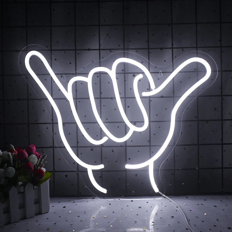 Bilden har en handgjord LED-neonskylt som visar frasen "Gesture Encourage Praise" med livfulla, glödande bokstäver.