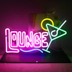 En levande LED-neonskylt som läser "Cocktails Lounge" i ett stilfullt manustypsnitt.