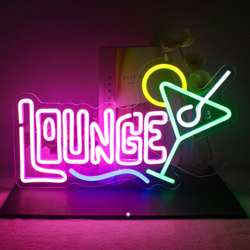 En levande LED-neonskylt som läser "Cocktails Lounge" i ett stilfullt manustypsnitt.