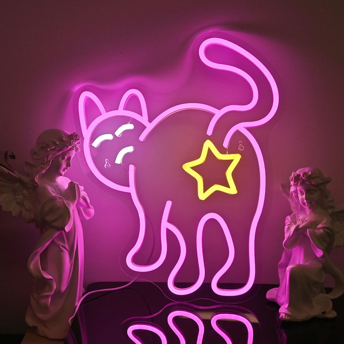 Bilden visar en kattformad LED-neonskylt som avger ett varmt, gult sken.