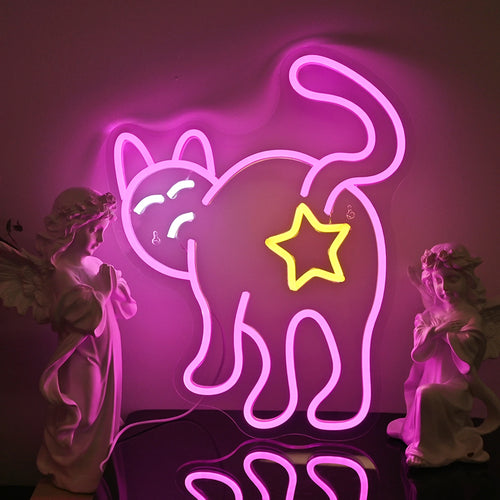Bilden visar en kattformad LED-neonskylt som avger ett varmt, gult sken.