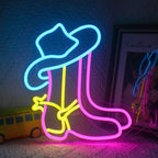 Bilden har en Cowboy Boot LED Neon Sign, som visar upp en levande, glödande kontur av en klassisk cowboy boot.