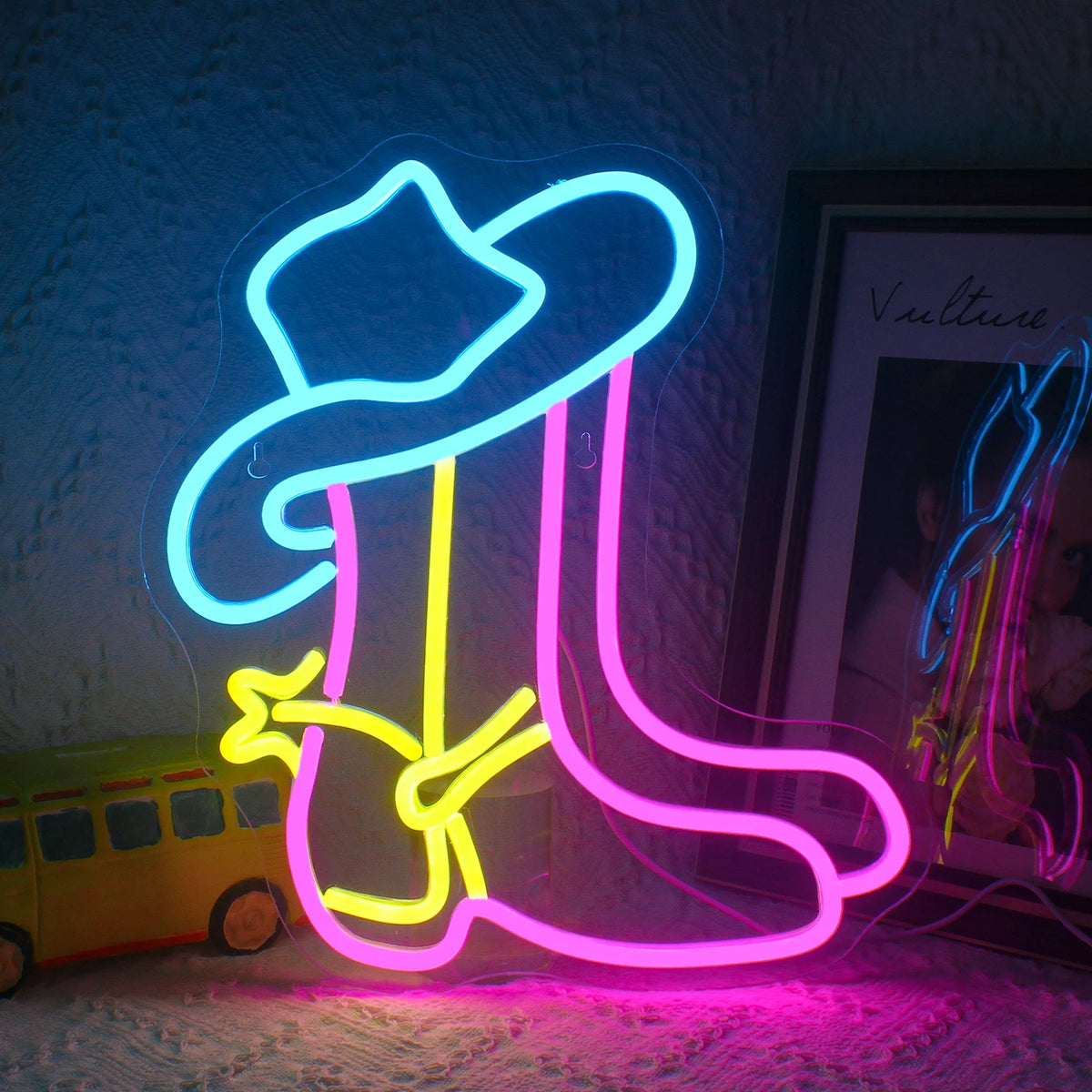 Bilden har en Cowboy Boot LED Neon Sign, som visar upp en levande, glödande kontur av en klassisk cowboy boot.