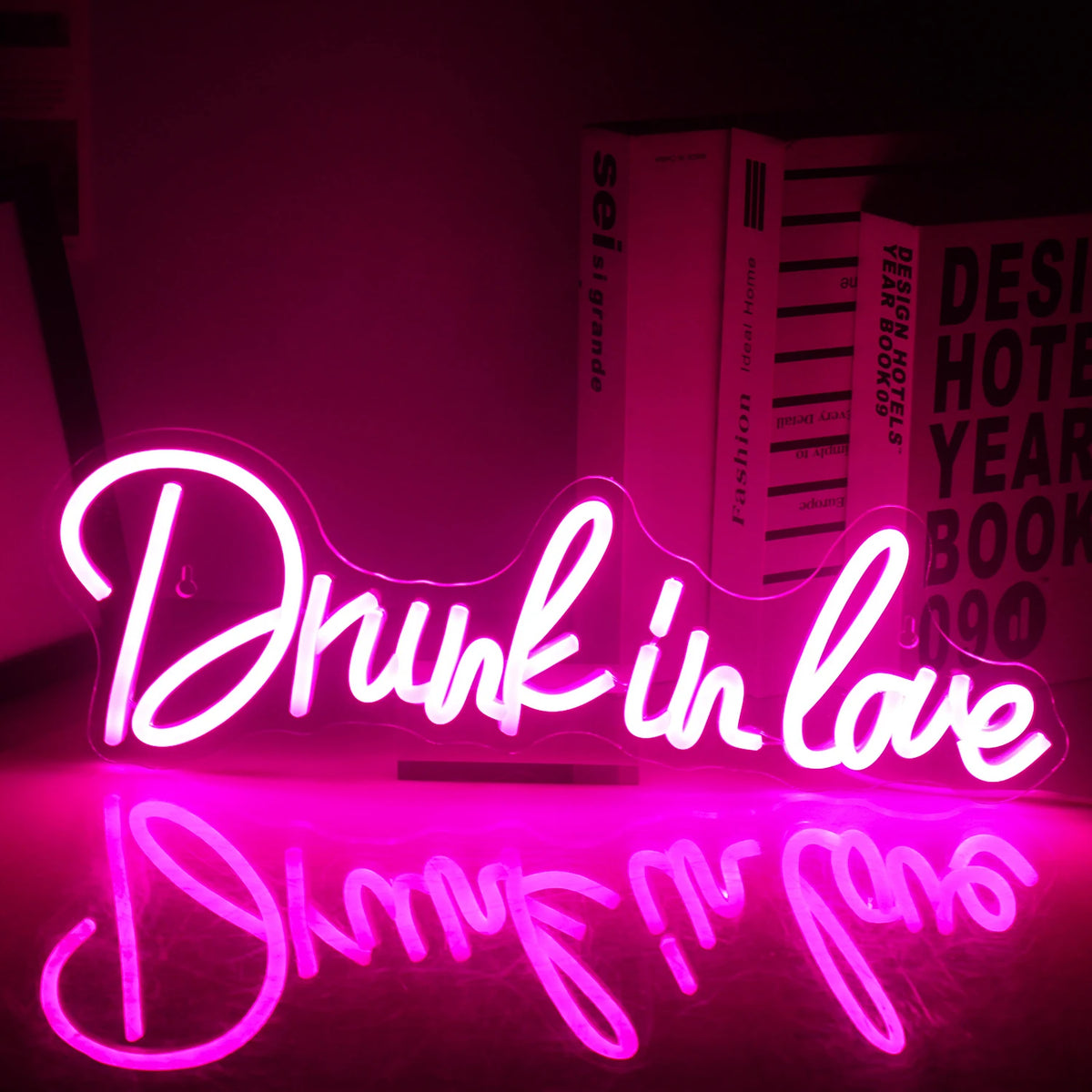 En levande, handgjord LED-neonskylt som visar frasen "Drunk In Love" med snygga, kursiva bokstäver.