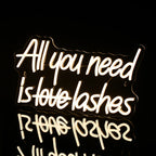 All You Need is Lashes 5V USB LED Ljusskylt - Prisvärd