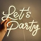 En livlig LED-neonskylt som visar orden "Let's Party" i fetstil, kursiv bokstäver.