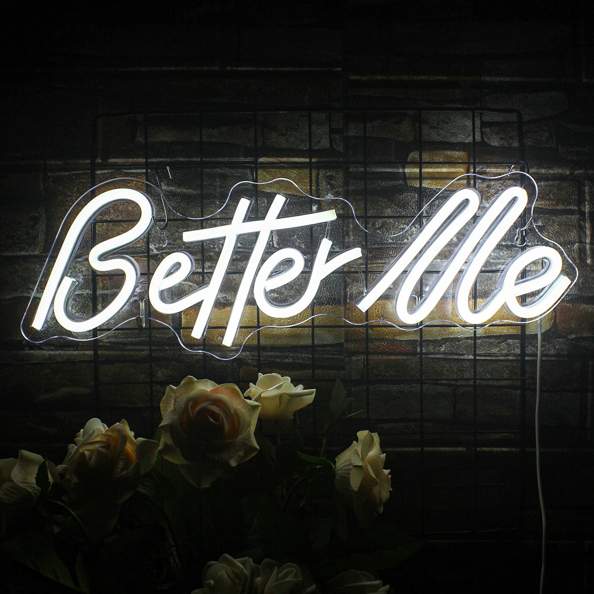 En elegant LED-neonskylt som visar orden "Better Me" i livfulla vita kursiva bokstäver.