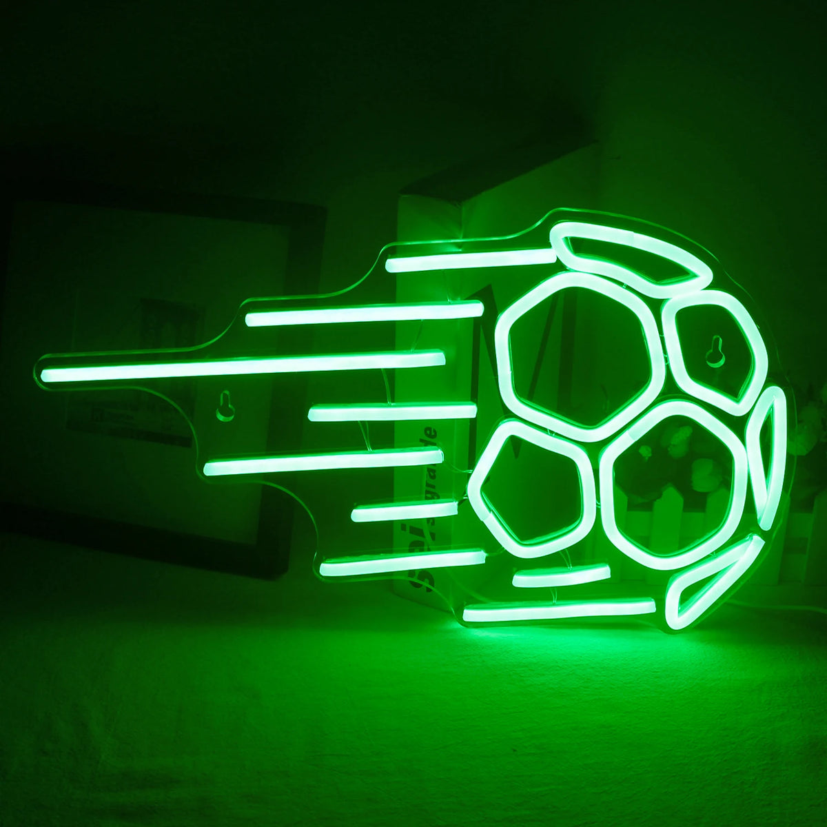 Bilden visar en levande LED-neonskylt i form av en fotboll.