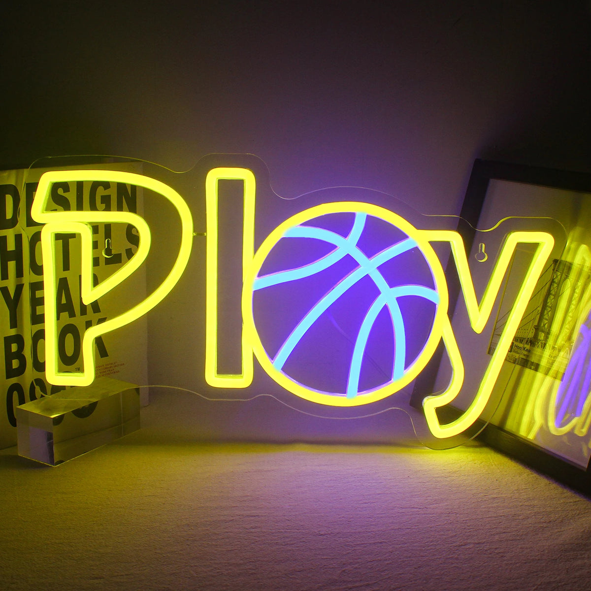 Bilden visar en levande LED-neonskylt formad som en basketboll och en båge.