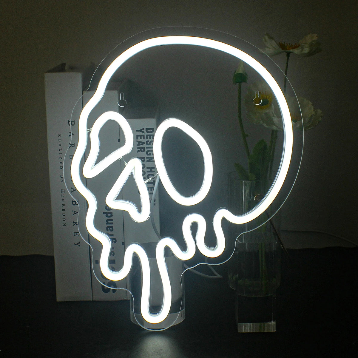 Bilden har en levande LED-neonskylt med Halloween-tema.