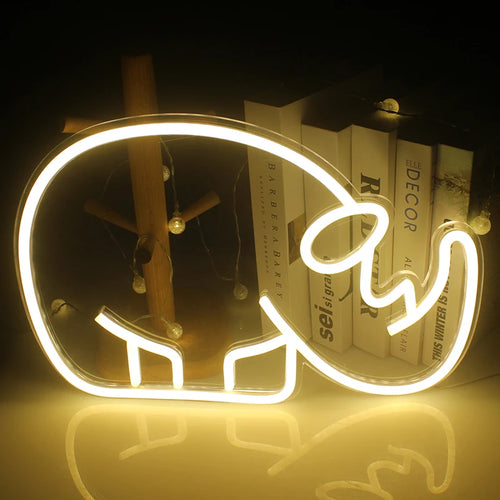 En levande LED-neonskylt i form av en noshörning, glödande i nyanser av briljant vitt och mjukt blått.