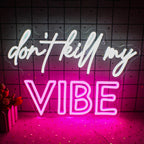 Bilden har en levande LED-neonskylt som visar frasen "Don't Kill My Vibe" i ett stilfullt kursivt teckensnitt.