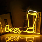 Bilden visar en levande Beer LED Neon-skylt som lyser i en glad bärnstensfärgad nyans.