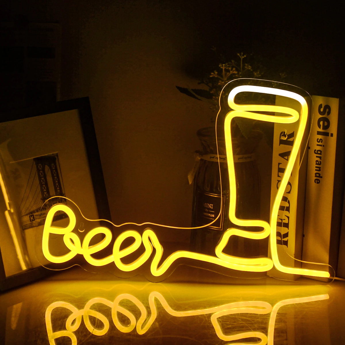 Bilden visar en levande Beer LED Neon-skylt som lyser i en glad bärnstensfärgad nyans.