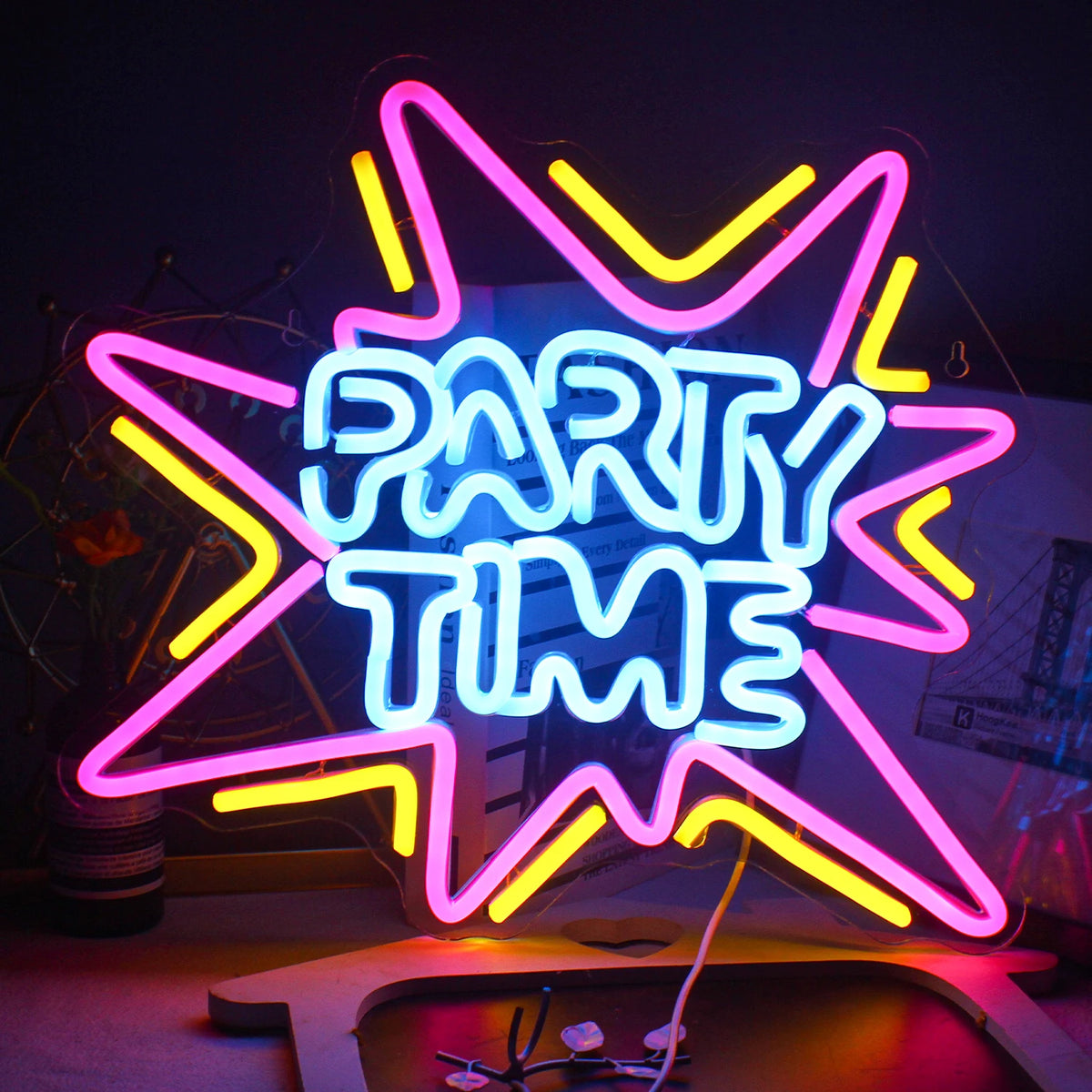 Den här bilden har en levande LED-neonskylt som visar orden "Party Time" i djärvt, lekfullt manus.