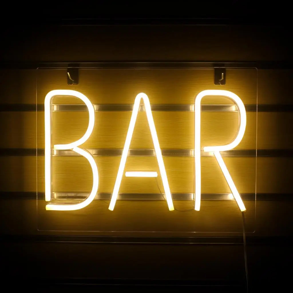 Bilden har en levande och iögonfallande LED-neonskylt som visar ordet "BAR" i fetstil, versaler.