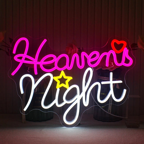 "Bilden har en handgjord LED-neonskylt som visar orden "Heavens Night" med eleganta, kursiva bokstäver.