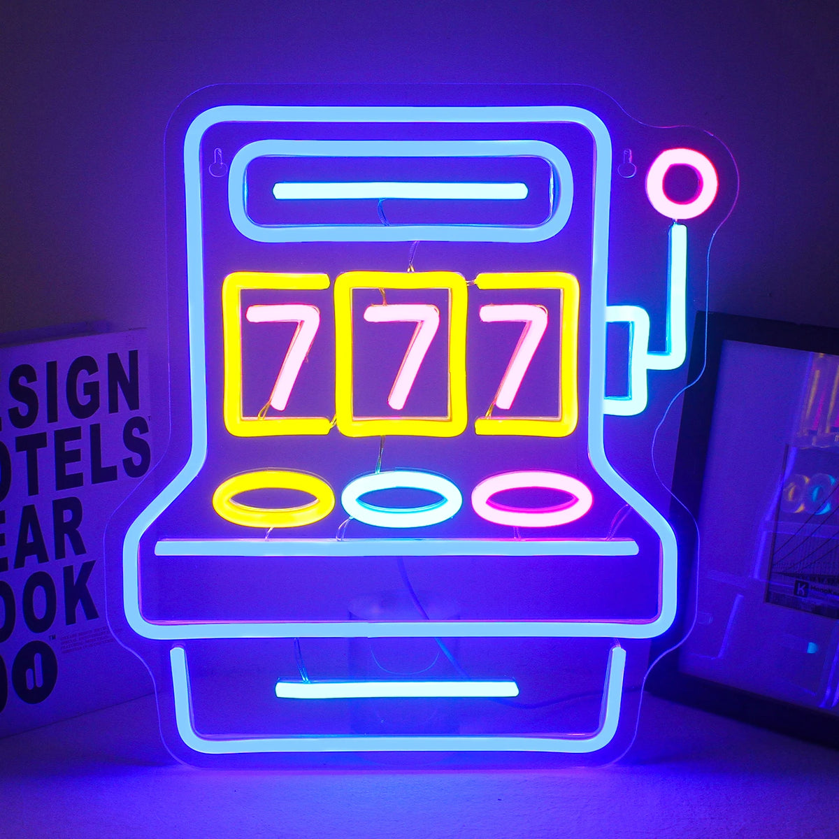 Bilden visar en levande, handgjord LED-neonskylt med texten "777 Game Room" med djärva, iögonfallande bokstäver.