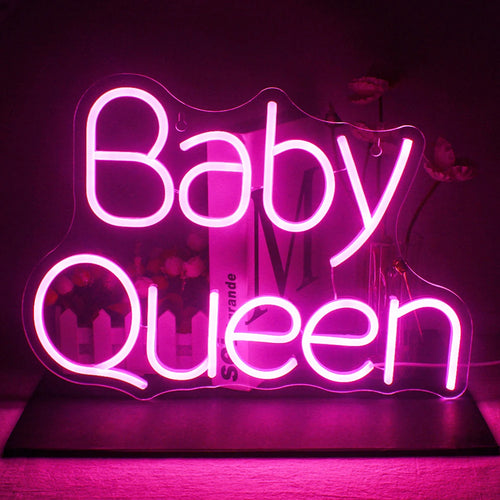 En livlig LED-neonskylt med orden "Baby Queen" i ett fängslande manustypsnitt.
