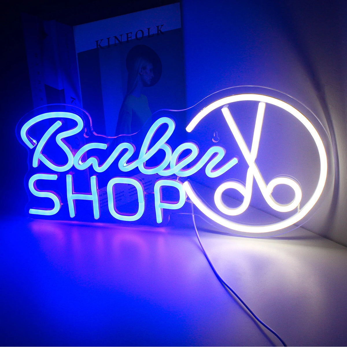 En livlig LED-neonskylt som visar ordet "Barbershop" i kursiv, upplyst i starkt vitt.