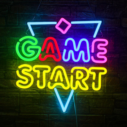 Bilden har en livlig "Game Start" LED-neonskylt som utstrålar ett starkt, elektriskt blått ljus.