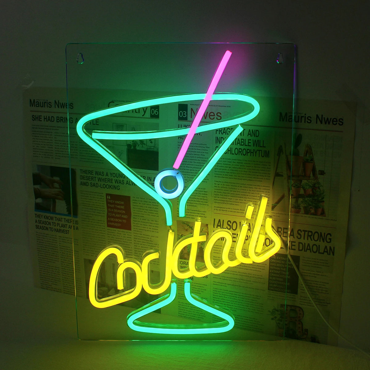 Bilden visar en livlig grön LED-neonskylt i form av ett cocktailglas.