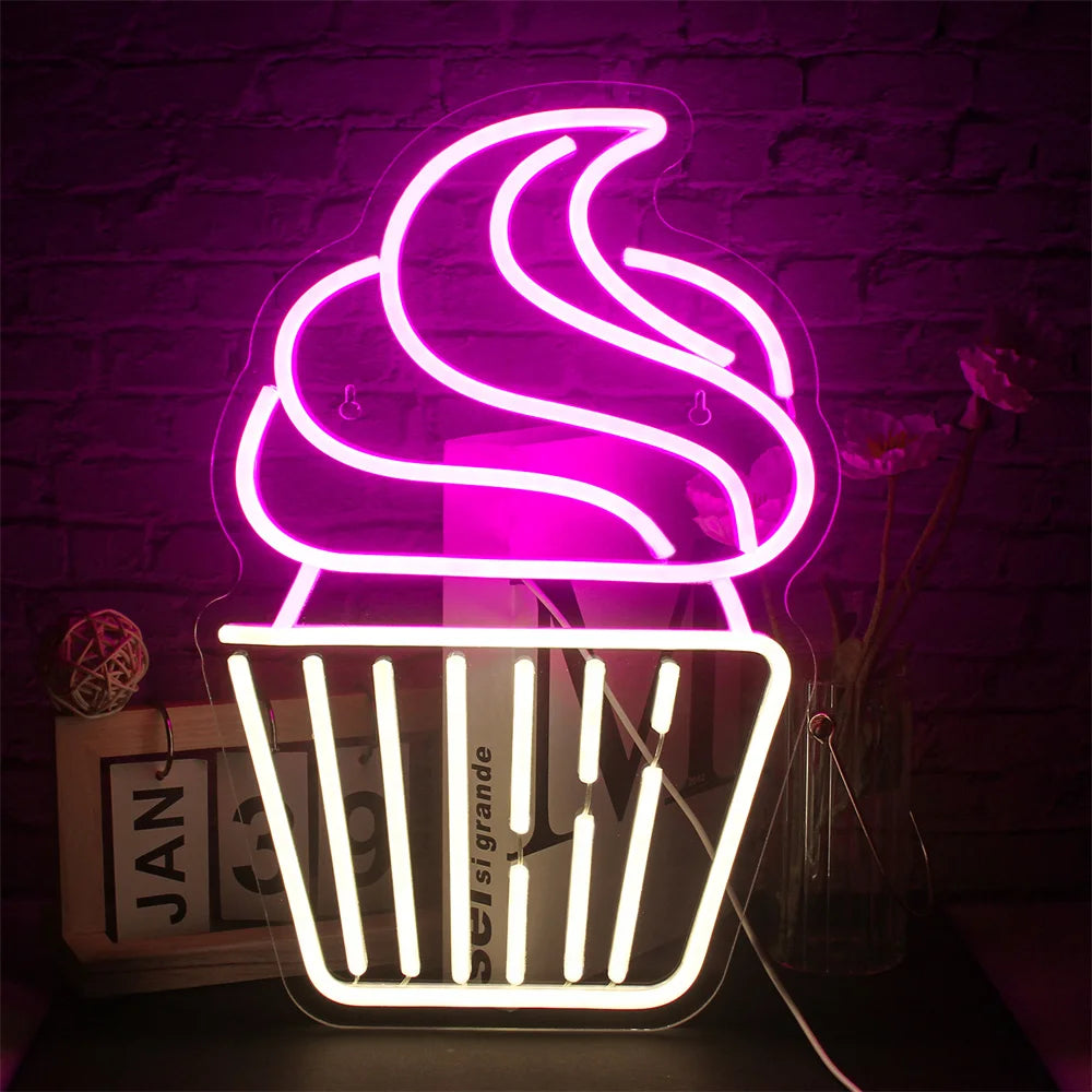 En livlig LED-neonskylt i form av en cupcake, med en virvlande rosa frosting toppad med ett litet rött körsbär.