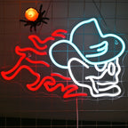 Bilden har en levande LED-neonskylt i form av en skalle som bär en cowboyhatt.