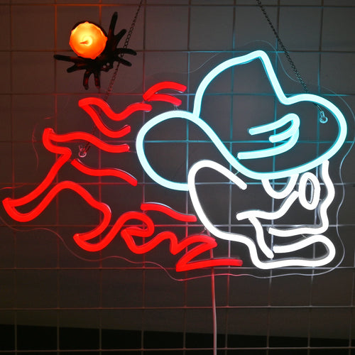 Bilden har en levande LED-neonskylt i form av en skalle som bär en cowboyhatt.