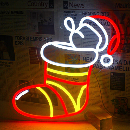 En levande LED-neonskylt som visar färgglada julstrumpor.