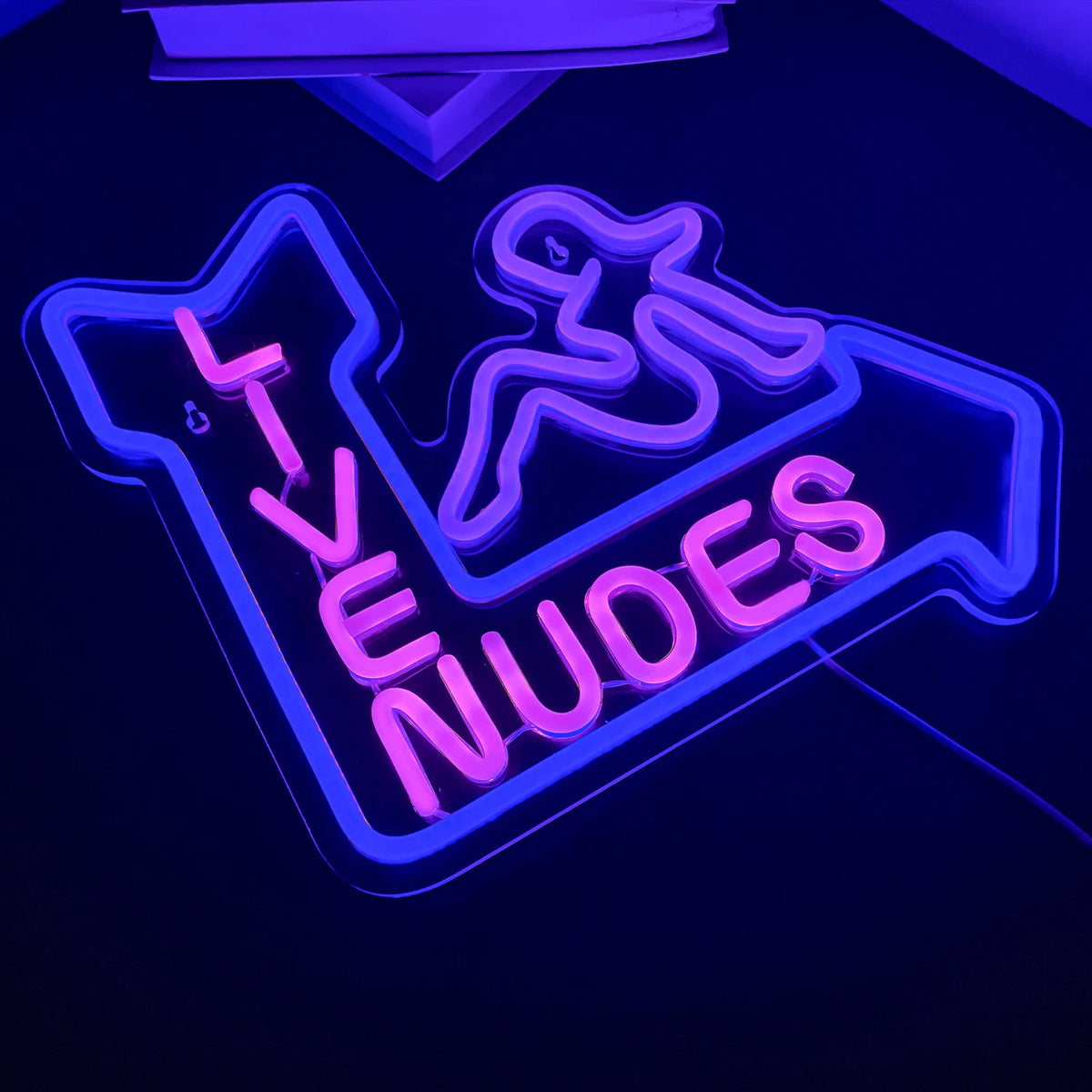 LIVE NUDES – Liggande kvinnosilhuett och pil – LED-neonskylt (5 V USB)