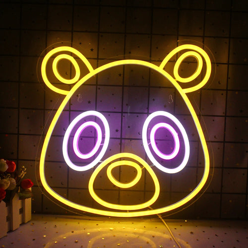 Bilden visar en levande, handgjord LED-neonskylt i form av en bedårande björnkaraktär inspirerad av animekonststil.