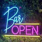 Bilden visar en levande LED-neonskylt som läser "Bar Open.