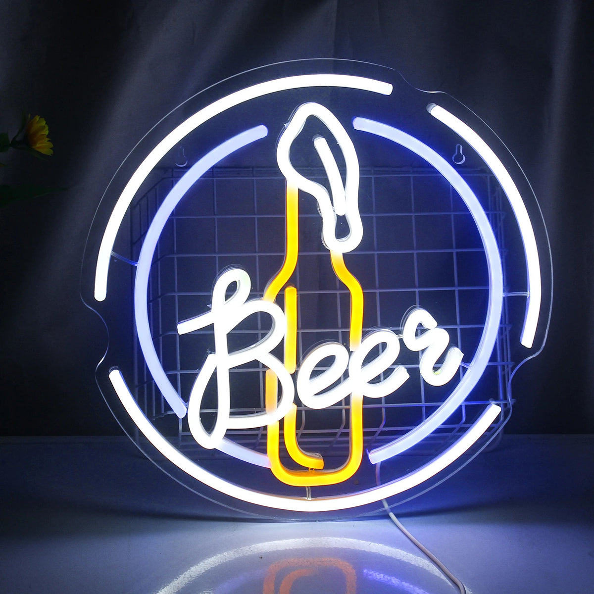 Bilden har en levande LED-neonskylt, formad som en glödande ölmugg med skummande skum ovanpå.