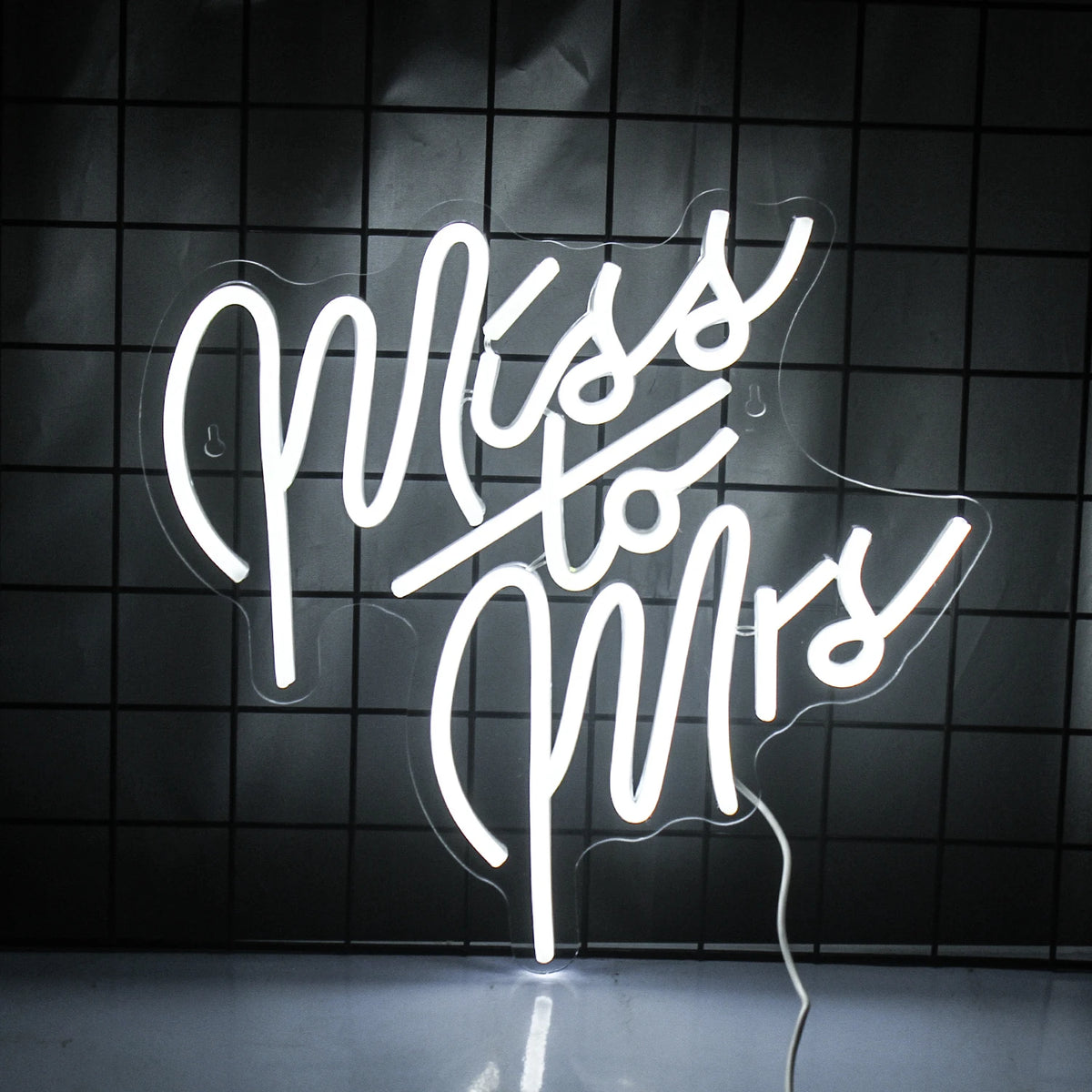 Bilden har en elegant LED-neonskylt som visar orden "Miss To Mrs" i ett flödande manustypsnitt.