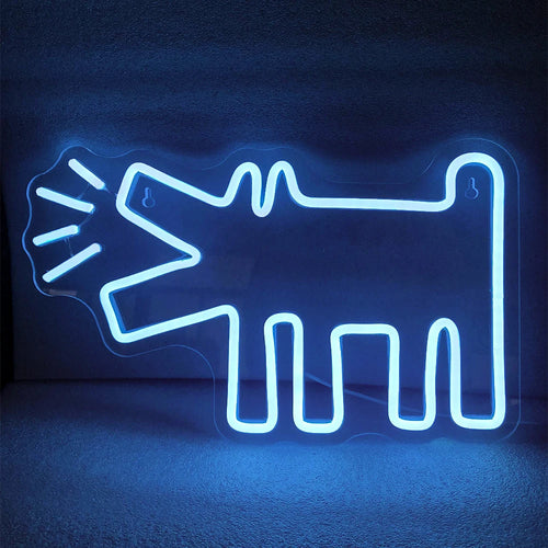 En levande LED-neonskylt formad som en lekfull hund är upplyst på en mörk bakgrund.