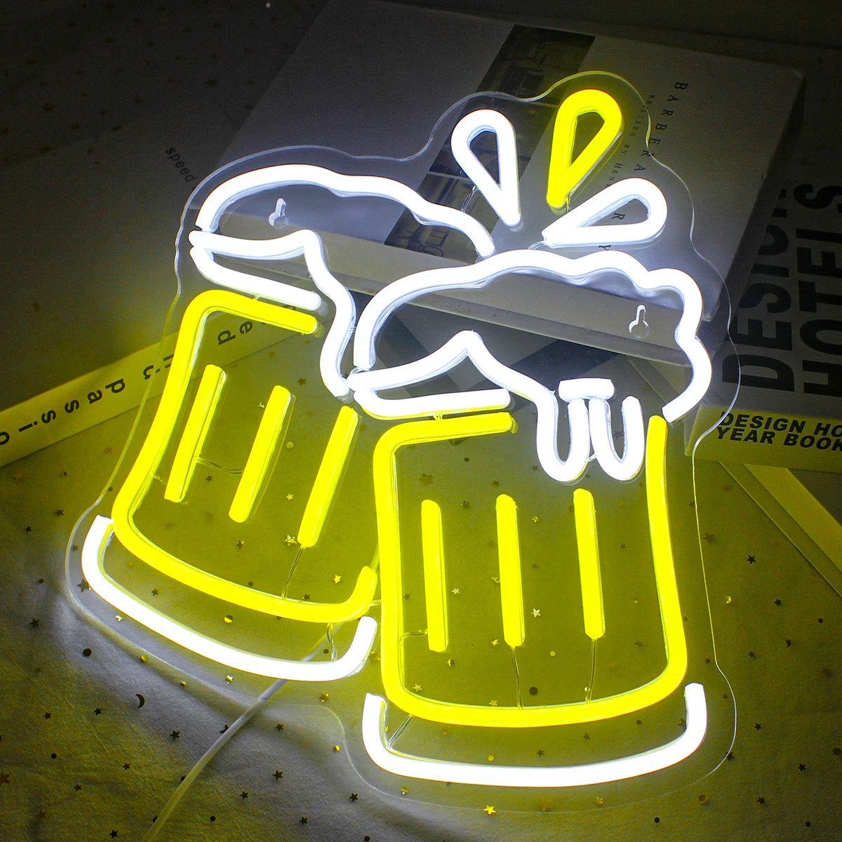 Bilden har en levande handgjord LED-neonskylt som visar frasen "Beer Cheers" i ljusa, glödande bokstäver.