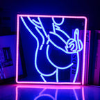Bilden har en handgjord LED-neonskylt som visar siluetten av en kvinnas kropp i en elegant och sensuell pose.