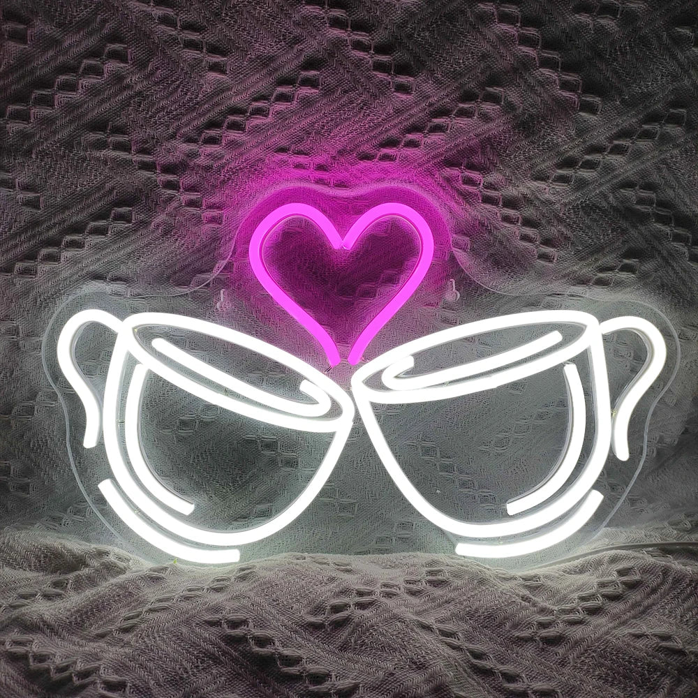 Bilden visar en levande LED-neonskylt formad som en stiliserad kopp kaffe, komplett med ånga som krullar uppåt.