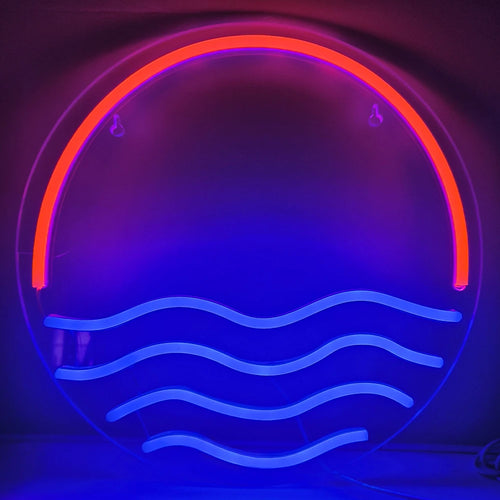 Bilden har en levande och iögonfallande LED-neonskylt som visar en fantastisk solnedgång över havet.